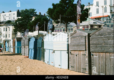 Cabines de plage sur broadstairs front de mer, sur l'Île de Thanet, dans le Kent, dans le sud de l'angleterre Banque D'Images