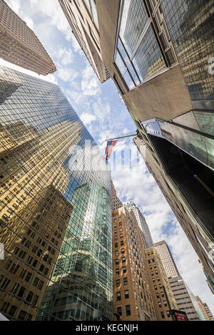 Skysrapers manhattan low angle view avec drapeau USA au milieu Banque D'Images