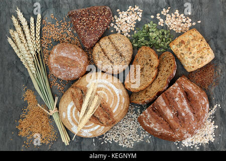 Élevée en fibres alimentaires Aliments santé concept avec rouleaux multi grains entiers de semences, graines, noix et céréales. Les aliments riches en omega 3, antioxydants et vitamines. Banque D'Images