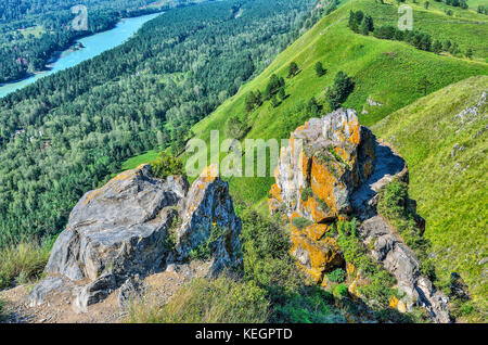 Les falaises de la rivière turquoise mountain swift, katun circulant dans la vallée entre les banques avec les forêts denses couverts - beau paysage d'été ensoleillée Banque D'Images