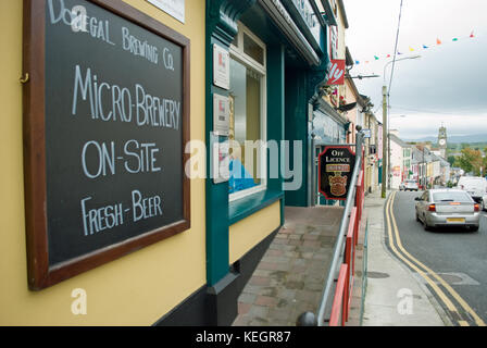 Célèbre dicey Reilly's pub, brasserie et off licence à ballyshannon, comté de Donegal Banque D'Images