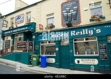 Célèbre dicey Reilly's pub, brasserie et off licence à ballyshannon, comté de Donegal Banque D'Images