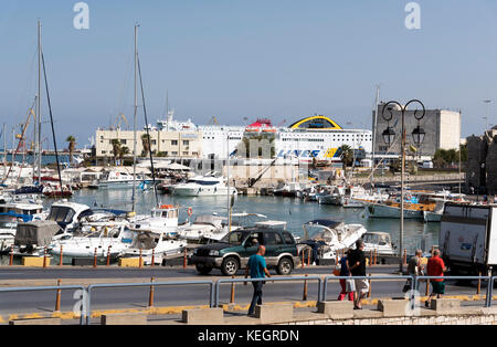 Le port d'Héraklion, Crète, Grèce, octobre 2017. Ferries vue à travers le petit bateau du port. Banque D'Images