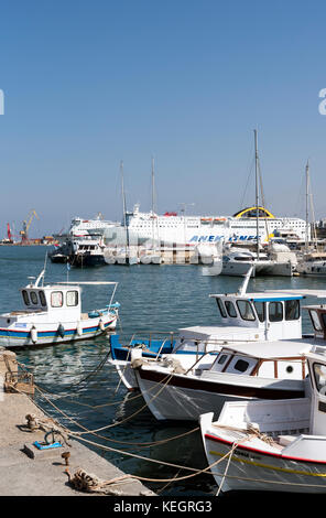 Le port d'Héraklion, Crète, Grèce, octobre 2017. Ferries vue à travers le petit bateau du port. Banque D'Images