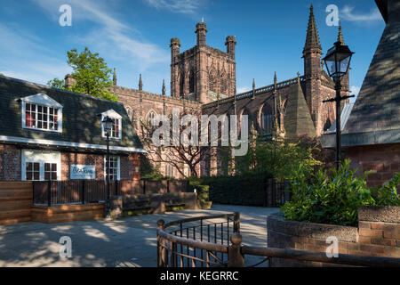 La cathédrale de Chester et Beatons Tearoom, Chester, Cheshire, Angleterre, RU Banque D'Images