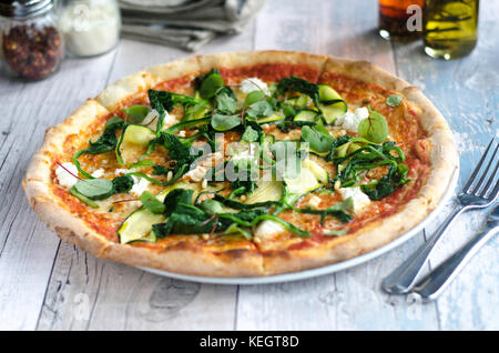 Pizza végétarienne garnie de fromage de chèvre et courgette Banque D'Images