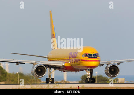 Dhl (European Air Transport) Boeing 757-236 - manger(sf) [d-aleh] l'alignement de la piste 31 pour le décollage en soirée. Banque D'Images