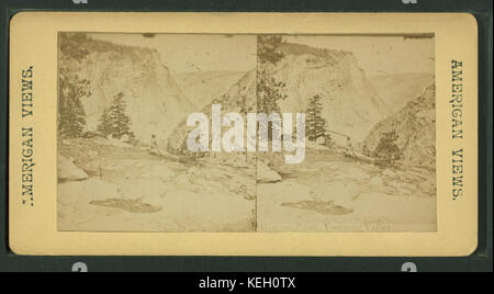 Cette vue stéréoscopique de la collection de Robert N. Dennis présente Glacier point dans la vallée de Yosemite. La vue panoramique imprenable capture les paysages majestueux du parc national de Yosemite, y compris les légendaires falaises de granit et le fond de la vallée. Cette image fait partie de la photographie historique documentant des vues du début du XXe siècle de monuments naturels. Banque D'Images
