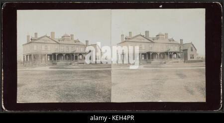 Cette photographie montre la maison de Mr. & Mrs. Frank Otis, située à Bellport, long Island. L'image, capturée par James G. Lock, met en valeur l'architecture et le cadre de la résidence. Banque D'Images