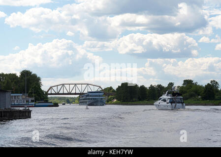 Bateau de croisière passager descend le fleuve sur une journée d'été. Banque D'Images