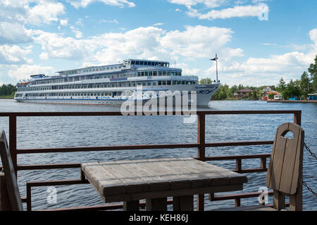 Bateau de croisière passager descend le fleuve sur une journée d'été. Banque D'Images