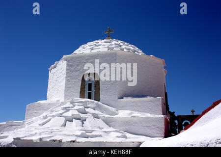 Église orthodoxe grecque à chora surplombant la mer méditerranée Banque D'Images