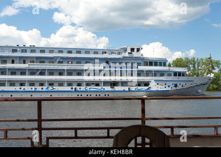 Bateau de croisière passager descend le fleuve sur une journée d'été. Banque D'Images