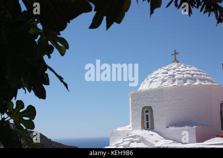 Église orthodoxe grecque à chora surplombant la mer méditerranée Banque D'Images