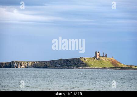 À l'échelle Embleton Bay vers Château de Dunstanburgh, Northumberland, England, UK Banque D'Images