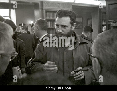Le premier ministre Fidel Castro de Cuba s'adresse aux journalistes après un déjeuner National Press Club à Washington, DC Le 20 avril 1959. Son apparence est venu moins de quatre mois après avoir pris le pouvoir à Cuba et il a dit qu'il n'avait pas d'ambitions dictatoriales. Credit : Benjamin E. 'Gene' Forte / CNP /MediaPunch Banque D'Images