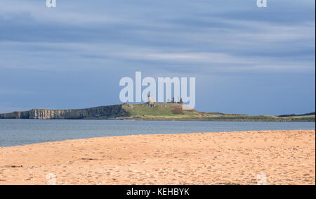 À l'échelle Embleton Bay vers Château de Dunstanburgh, Northumberland, England, UK Banque D'Images