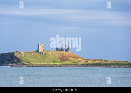 À l'échelle Embleton Bay vers Château de Dunstanburgh, Northumberland, England, UK Banque D'Images