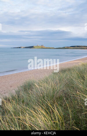 À l'échelle Embleton Bay vers Château de Dunstanburgh, Northumberland, England, UK Banque D'Images