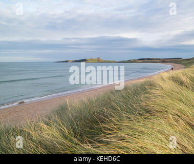 À l'échelle Embleton Bay vers Château de Dunstanburgh, Northumberland, England, UK Banque D'Images