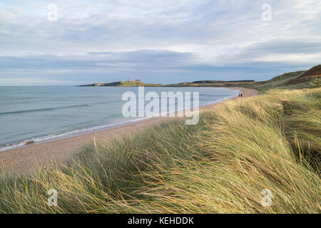 À l'échelle Embleton Bay vers Château de Dunstanburgh, Northumberland, England, UK Banque D'Images