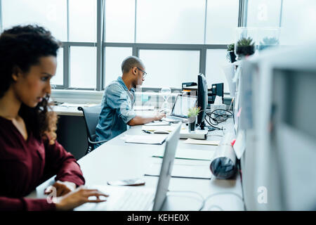 Les gens d'affaires en utilisant les ordinateurs portables de bureau Banque D'Images