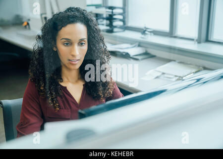 Portrait d'une femme d'affaires sérieuse de race mixte Banque D'Images