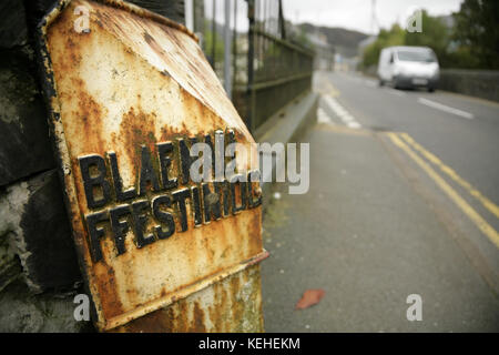 Old rusty milepost dans Blaenau Ffestiniog, au Pays de Galles. Banque D'Images