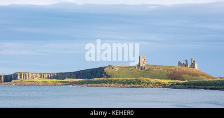 Lumière du soir au château de Dunstanburgh, Northumberland, England, UK Banque D'Images