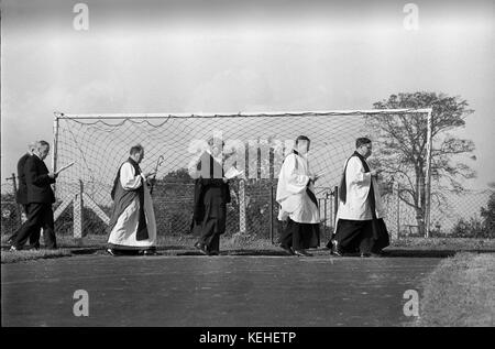 Les membres du clergé et les offices consacrent un cimetière de sépulture sur un terrain de sport service de consécration 1968 PHOTO DE DAVID BAGNALL Banque D'Images