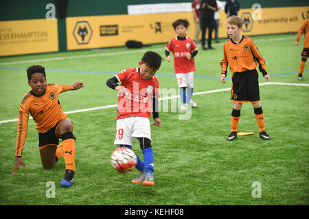 Chinois sous 9's 'Football footballeurs de la Chine des garçons jouant contre Wolverhampton Wanderers football des nations unies 9. Banque D'Images