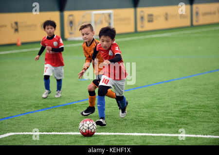 Chinois sous 9's 'Football footballeurs de la Chine des garçons jouant contre Wolverhampton Wanderers football des nations unies 9. Banque D'Images