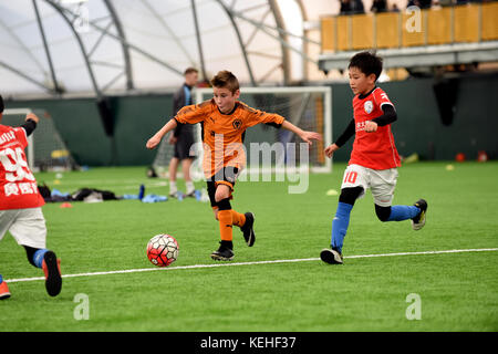 Chinois sous 9's 'Football footballeurs de la Chine des garçons jouant contre Wolverhampton Wanderers sous 9 équipe de football. Banque D'Images