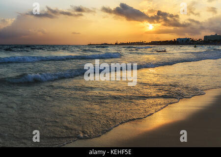 La plage de Nissi, à ayia napa au coucher du soleil de la journée.Chypre Banque D'Images