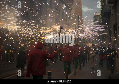 Foule transportant des torches avec des étincelles dans la parade de nuit Banque D'Images