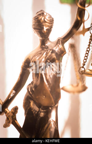 Cabinet juridique statue en bronze de la déesse Thémis avec balance de la justice dans le bureau d'avocats. Banque D'Images