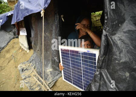 Une famille rohingya se trouve dans des avoirs à la maison unchiprang camp de fortune à Cox's bazar, au Bangladesh, sur Octobre 07, 2017. D'après le Banque D'Images