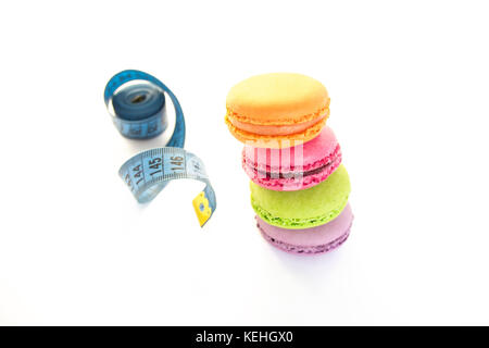 Macarons colorés et jauge bleue bande, concept de la saine alimentation et la nutrition Banque D'Images