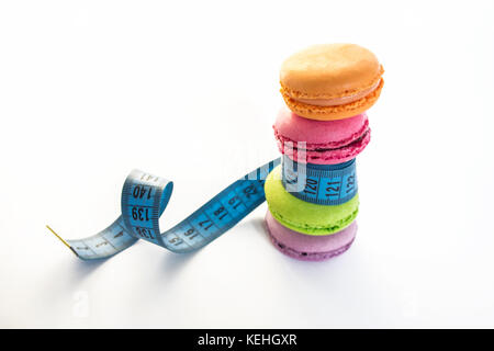 Macarons colorés et jauge bleue bande, concept de la saine alimentation et la nutrition Banque D'Images