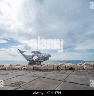 Israël, Akko (Acre) - 9 octobre 2017 : Jonas et de la baleine sculpture Banque D'Images