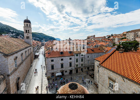 Vue en grand angle sur les personnes en ville Banque D'Images