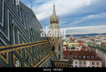 Vue aérienne sur les toits de Vienne depuis la tour nord de la cathédrale Saint-Étienne, y compris la célèbre cathédrale à motifs ornaques, multi-col Banque D'Images