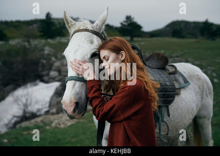 Caucasian woman petting horse Banque D'Images