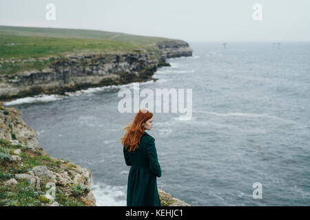 Caucasian woman standing near ocean Banque D'Images