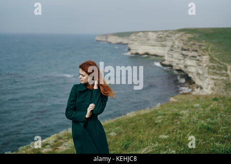 Caucasian woman standing near ocean Banque D'Images