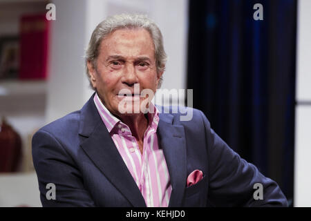 Arturo Fernandez et Carmen del Valle posent pendant la présentation de 'haute Seduction' au théâtre Amaya avec: Arturo Fernandez où: Madrid, Espagne quand: 19 sept 2017 crédit: Oscar Gonzalez/WENN.com Banque D'Images