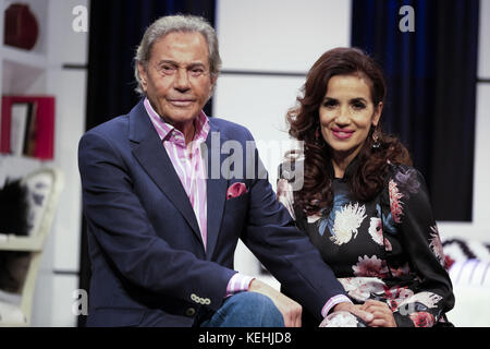 Arturo Fernandez et Carmen del Valle posent pendant la présentation de 'High Seduction' au théâtre Amaya avec: Arturo Fernandez, Carmen del Valle où: Madrid, Espagne quand: 19 sept 2017 crédit: Oscar Gonzalez/WENN.com Banque D'Images