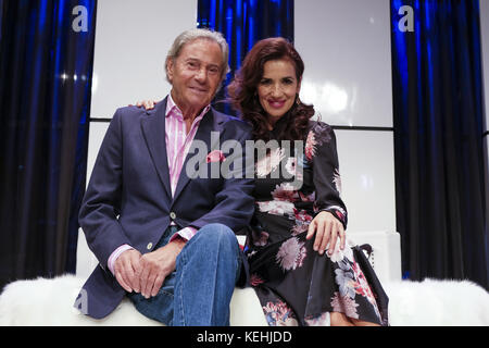 Arturo Fernandez et Carmen del Valle posent pendant la présentation de 'High Seduction' au théâtre Amaya avec: Arturo Fernandez, Carmen del Valle où: Madrid, Espagne quand: 19 sept 2017 crédit: Oscar Gonzalez/WENN.com Banque D'Images