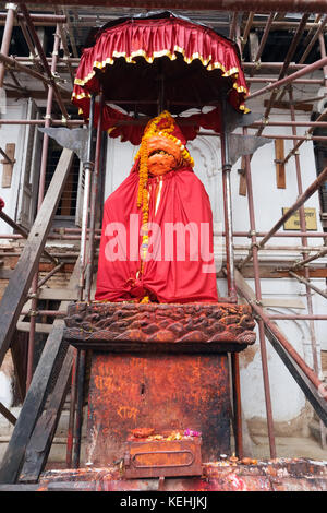 Statue d'Hanuman, une divinité hindoue, le roi des singes, entourée d'échafaudages après le tremblement de terre. Vieux Palais Royal, Katmandou. Banque D'Images