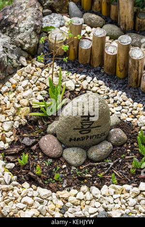 Idées jardin jardin zen stone avec symbole du bonheur Banque D'Images